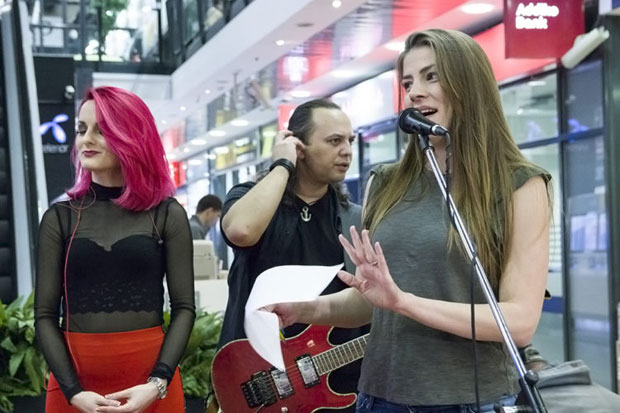 ТАКМИЧЕЊЕ ХУМАНИТАРНЕ ВИП КАРАОКЕ: Победник Милош Миловановић поклонио награду ОШ “Радивој Поповић” за децу са посебним потребама